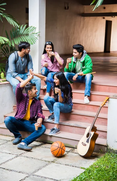 Ázsiai Indiai Diákokból Álló Csoport Akik Együtt Teáznak Szünetben Szabadban — Stock Fotó