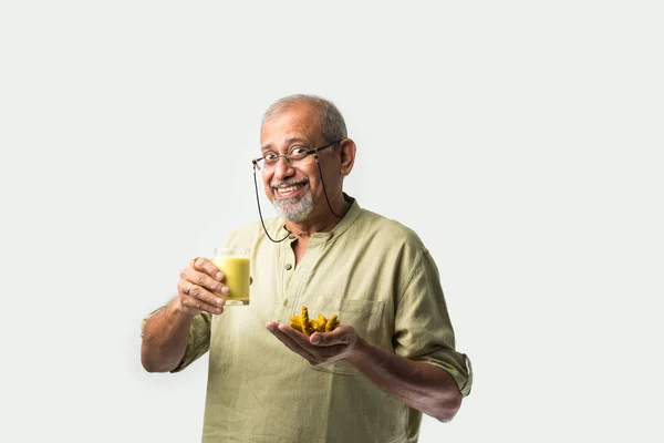 Hombre Indio Asiático Mayor Sosteniendo Bebiendo Leche Cúrcuma Vaso Concepto — Foto de Stock