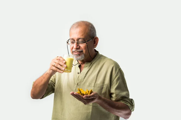 Senior Asiatisk Indisk Man Hålla Eller Dricka Gurkmeja Mjölk Ett — Stockfoto