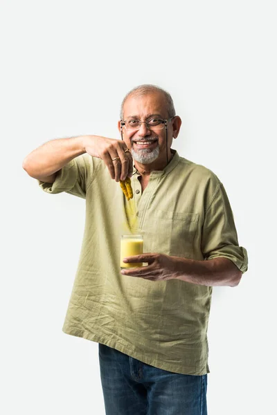 Hombre Indio Asiático Mayor Sosteniendo Bebiendo Leche Cúrcuma Vaso Concepto — Foto de Stock