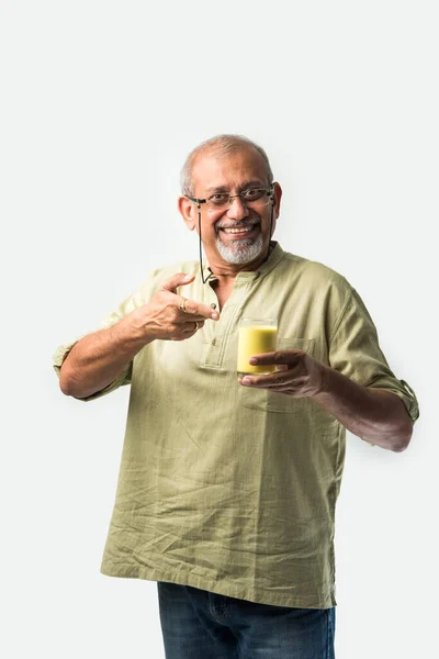 Idősebb Ázsiai Indiai Férfi Kezében Vagy Ivás Kurkuma Tej Egy — Stock Fotó