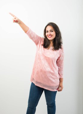 Güzel Asyalı Hintli genç kız portresi boş bir alan sunuyor ya da elleri çapraz