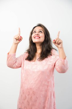 Güzel Asyalı Hintli genç kız portresi boş bir alan sunuyor ya da elleri çapraz