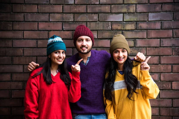 Indyjski Azji Młodzi Przyjaciele Nosi Kolorowe Ciepłe Wełniane Swetry Kapelusze — Zdjęcie stockowe