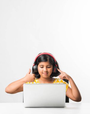 Oldukça şık Hintli Asyalı öğrenci evde online derslere katılıyor, karantina sırasındaki sosyal mesafeler, kişisel izolasyon, çevrimiçi eğitim konsepti, evde eğitim veren