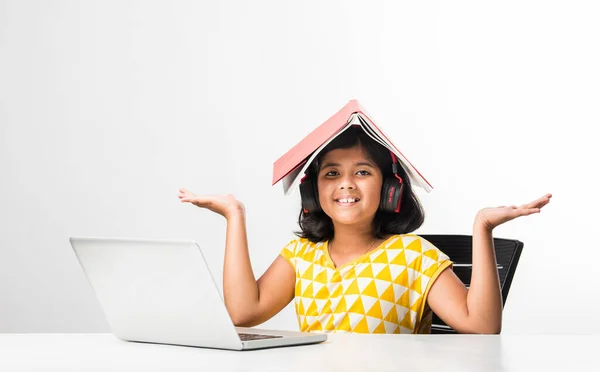 Elég Stílusos Indiai Iskolás Lány Tanul Részt Online Leckét Otthon — Stock Fotó