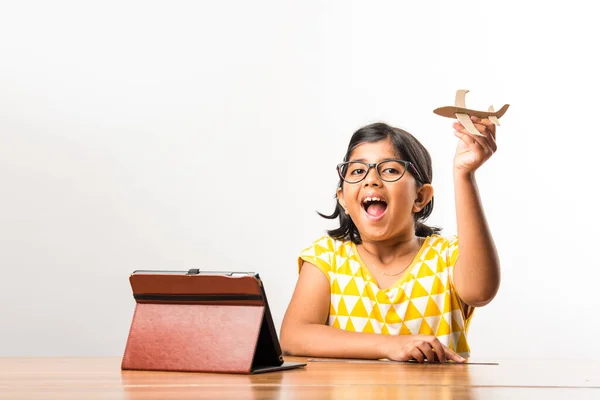 Estudiante India Haciendo Midiendo Alas Avión Papel Avión Haciendo Proyecto — Foto de Stock