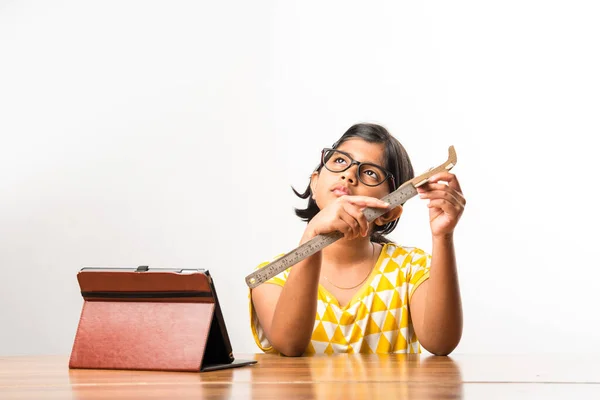 Estudiante India Haciendo Midiendo Alas Avión Papel Avión Haciendo Proyecto — Foto de Stock