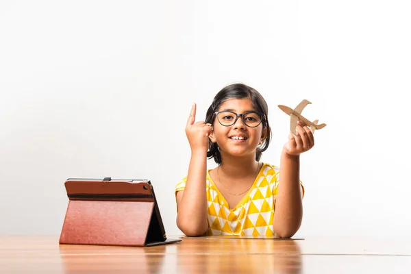 Estudiante India Haciendo Midiendo Alas Avión Papel Avión Haciendo Proyecto — Foto de Stock