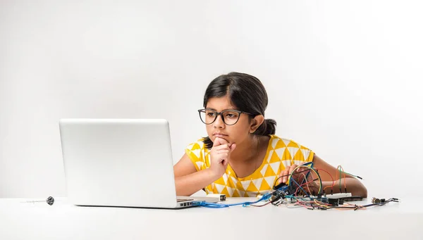 Ηλεκτρονικό Πείραμα Ασιατική Ινδική Μικρό Κορίτσι Φοιτητής Εκτελεί Σπουδάζει Επιστήμη — Φωτογραφία Αρχείου