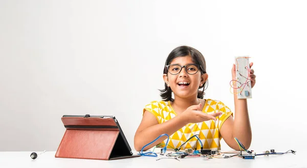 Expérience Électronique Asiatique Indien Petite Fille Étudiant Effectuer Étudier Science — Photo