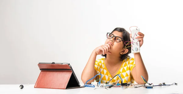 Experimento Electrónico Asiática India Niña Estudiante Realizar Estudiar Ciencias Con — Foto de Stock