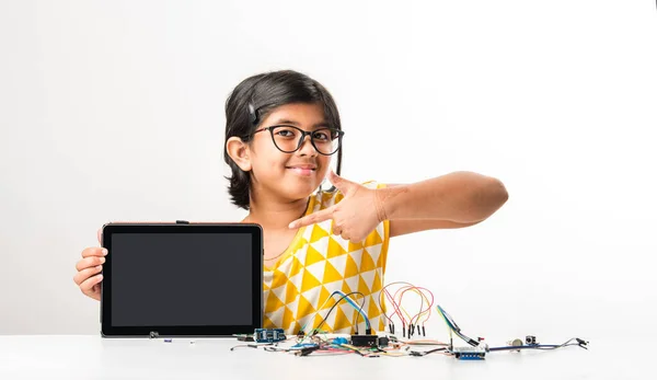 Electronic Experiment Asian Indian Small Girl Student Performing Studying Science — Stock Photo, Image