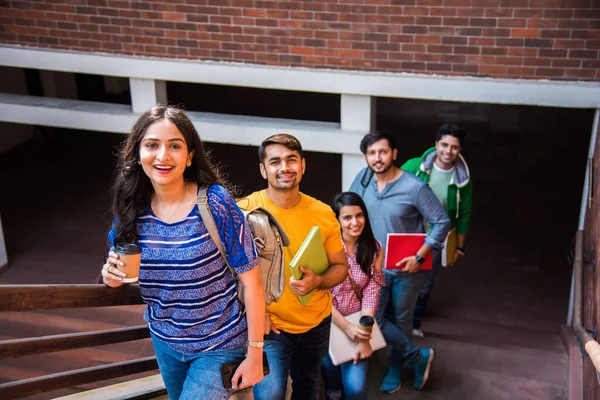 Alegre Indiana Asiático Jovem Grupo Estudantes Universitários Amigos Andando Campus — Fotografia de Stock