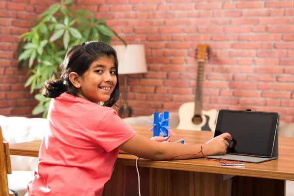 Electronic Experiment Asian Indian Small Girl Student Performing Windmill Research — Stock Photo, Image