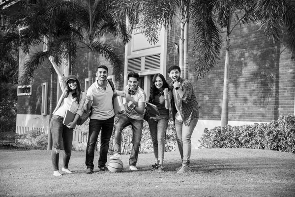 学生や友人の陽気なインドのアジアの若いグループが一緒に座って 立って またはキャンパス内を歩いて笑って — ストック写真