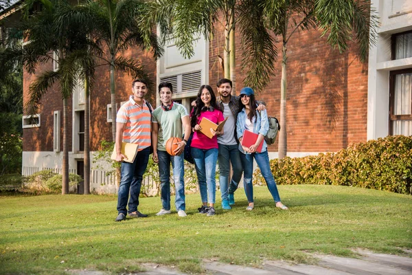 Vrolijke Indiase Aziatische Jonge Groep Studenten Vrienden Die Samen Lachen — Stockfoto