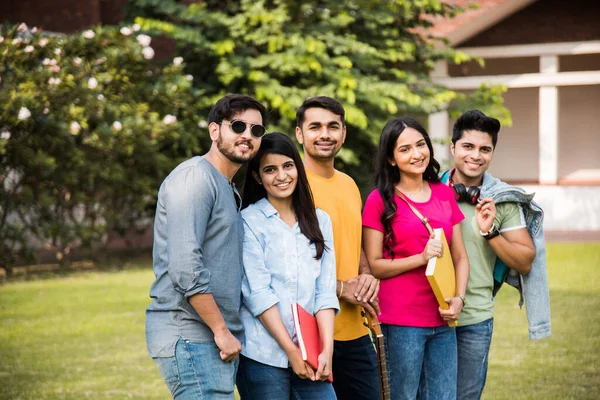 Веселая Индийская Молодежная Группа Студентов Друзей Колледжа Смеется Вместе Сидя — стоковое фото