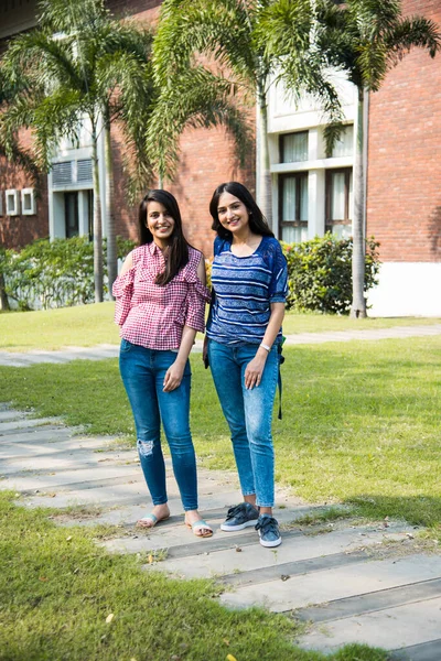 Due Indiano Asiatico Collage Ragazza Studenti Amici Posa Fotografia Campus — Foto Stock