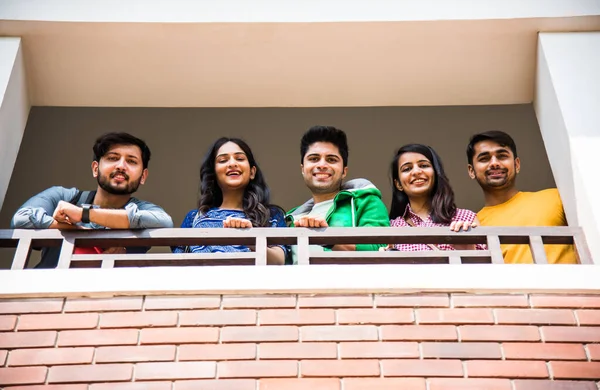 Alegre Indio Asiático Joven Grupo Universidad Estudiantes Amigos Riendo Juntos — Foto de Stock