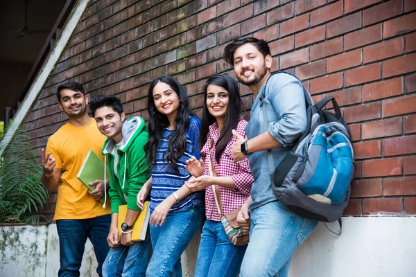 Vrolijke Indiase Aziatische Jonge Groep Studenten Vrienden Die Samen Lachen — Stockfoto