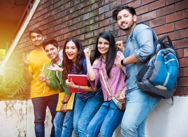 Χαρούμενη Ινδική Ομάδα Νεαρών Φοιτητών Φίλων Που Γελούν Μαζί Ενώ — Φωτογραφία Αρχείου
