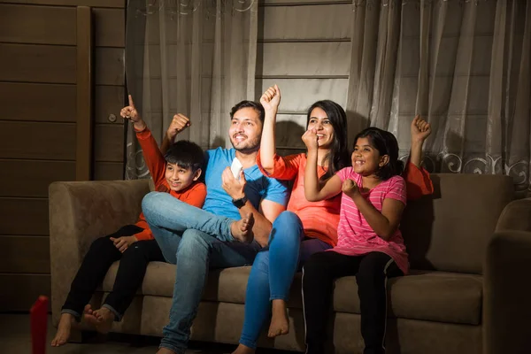 Indiano Asiatico Famiglia Quattro Guardare Televisione Mentre Seduto Divano Divano — Foto Stock