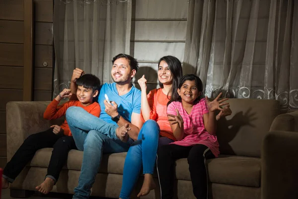 Indiano Asiatico Famiglia Quattro Guardare Televisione Mentre Seduto Divano Divano — Foto Stock