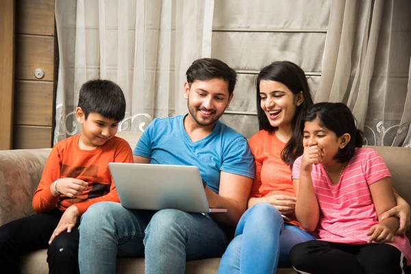 Famiglia Indiana Seduta Sul Divano Che Utilizza Smartphone Laptop Tablet — Foto Stock