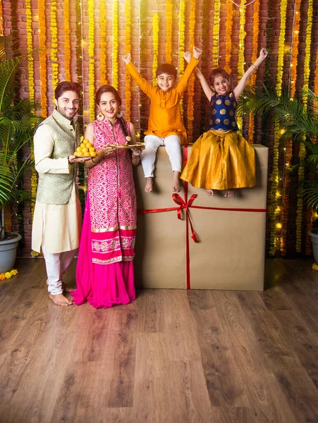 Celebración Diwali Rakshabandhan Familia Joven India Cuatro Personas Que Celebra — Foto de Stock