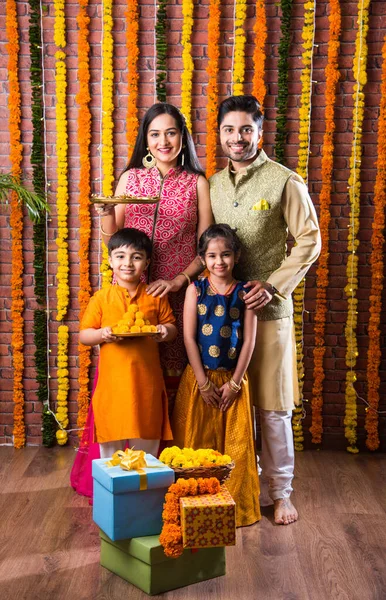 Diwali Eller Rakshabandhan Celebration Indiska Unga Familj Fyra Firande Deepavali — Stockfoto