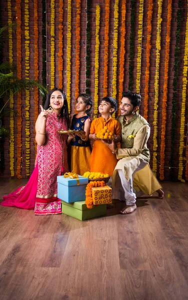 Diwali Або Rakshabandhan Celebration Індійська Молода Сім Чотирьох Святкуючих Свято — стокове фото