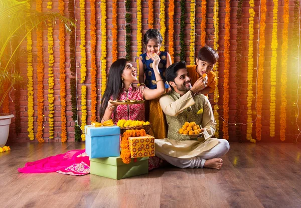 Celebración Diwali Rakshabandhan Familia Joven India Cuatro Personas Que Celebra — Foto de Stock