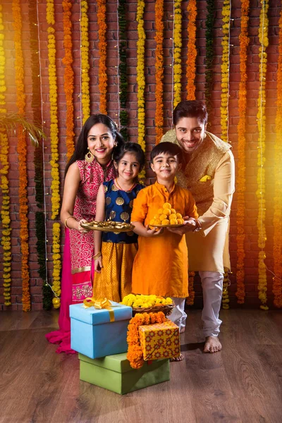 Celebración Diwali Rakshabandhan Familia Joven India Cuatro Personas Que Celebra — Foto de Stock