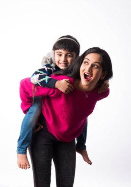 Oğlu olan güzel Hintli anne beyaz arka planda kışlık elbise ya da süveter giyer.