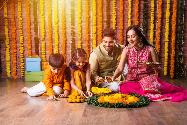 Iluminación Familia India Organización Lámpara Aceite Diya Alrededor Rango Flores — Foto de Stock