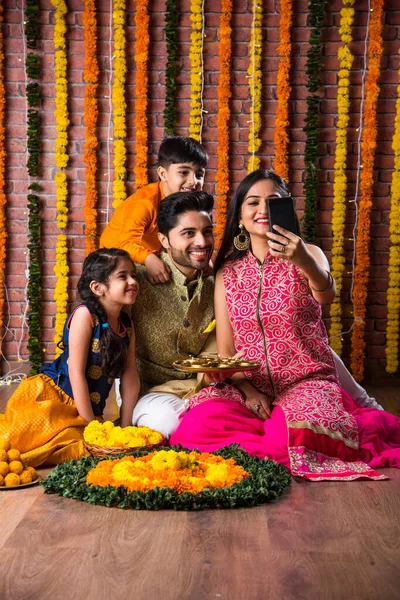 Celebración Diwali Rakshabandhan Familia Joven India Cuatro Personas Que Celebra —  Fotos de Stock