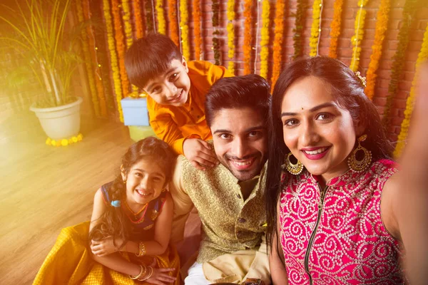 Diwali Rakshabandhan Deepavali 바이두 Bhai Dooj 축제를 축하하는 인디언젊은 사다리 — 스톡 사진