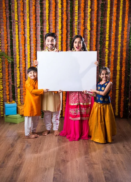 Familia India Celebrando Festival Diwali Mientras Sostiene Una Pizarra Blanca — Foto de Stock