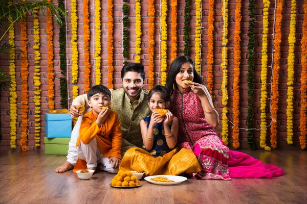 Diwali Eller Rakshabandhan Celebration Indiska Unga Familj Fyra Firande Deepavali — Stockfoto