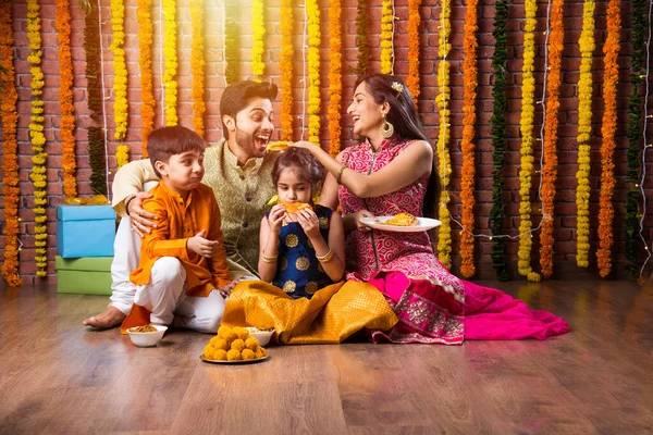 Diwali Або Rakshabandhan Celebration Індійська Молода Сім Чотирьох Святкуючих Свято — стокове фото