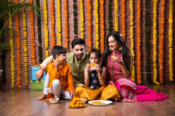 Celebración Diwali Rakshabandhan Familia Joven India Cuatro Personas Que Celebra — Foto de Stock