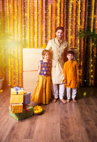 Celebración Diwali Rakshabandhan Familia Joven India Cuatro Personas Que Celebra — Foto de Stock