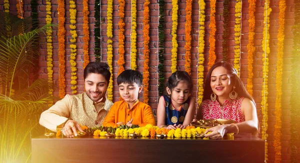 Индийское Семейное Освещение Организация Масляной Лампы Diya Вокруг Цветочных Ранголи — стоковое фото
