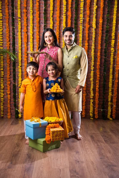 Diwali Nebo Rakshabandhan Celebration Indická Mladá Rodina Čtyř Slaví Deepavali — Stock fotografie