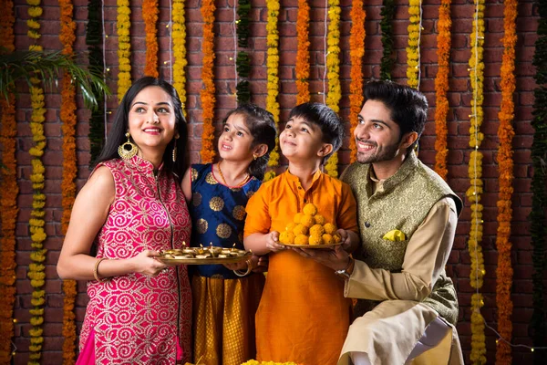 Celebración Diwali Rakshabandhan Familia Joven India Cuatro Personas Que Celebra — Foto de Stock