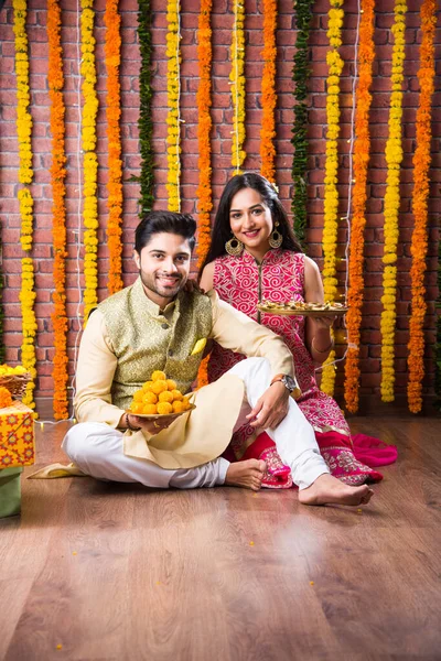 Pareja India Atractiva Ropa Tradicional Celebrando Festival Diwali Cumpleaños Aniversario — Foto de Stock