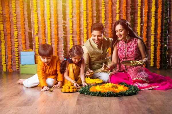 Iluminación Familia India Organización Lámpara Aceite Diya Alrededor Rango Flores — Foto de Stock