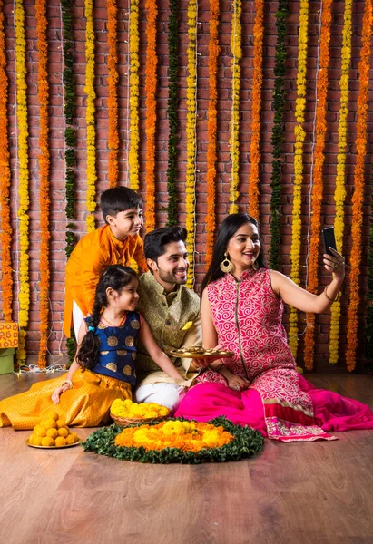 Diwali Eller Rakshabandhan Celebration Indiska Unga Familj Fyra Firande Deepavali — Stockfoto
