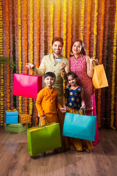 Happy Indian Familie Festival Shopping Concept Het Vasthouden Van Papieren — Stockfoto